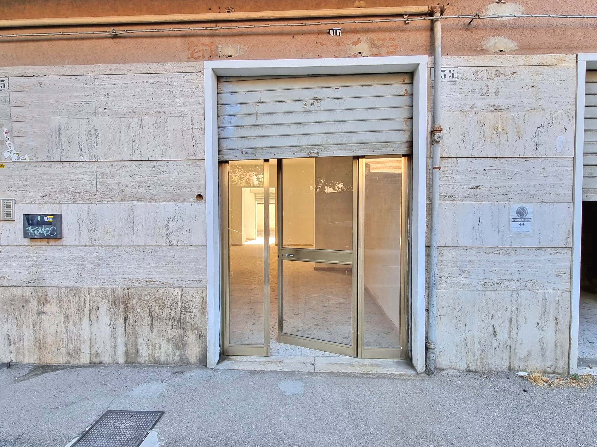 FOGGIA – VENDESI –  LOCALE VIA FORNELLI 35 – MQ. 67 – CORTILE INTERNO ESCLUSIVO.