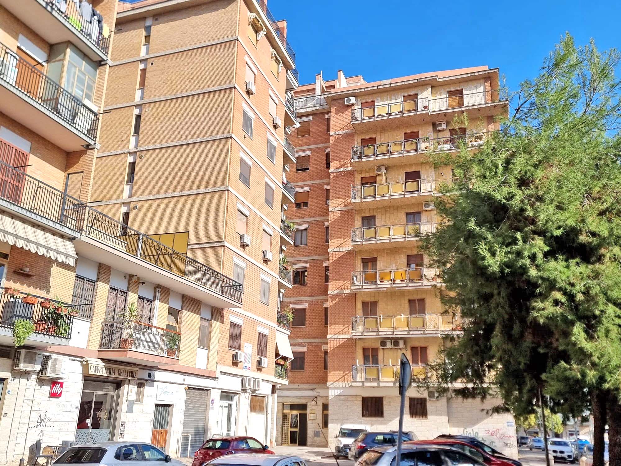 FOGGIA – VENDESI – VIA GRIECO 30, VANI 4 + SALONE – MQ. 230 – 2 BAGNI – POSTO AUTO COPERTO
