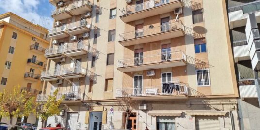 FOGGIA – VENDESI – P.ZZA A. MORO 66 – VANI 3/MQ. 112 – IN OTTIMO STATO, CON 2 POSTI AUTO.