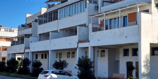 SCALO DEI SARACENI – VENDESI – VANI 2/MQ. 59 CAT. – ARREDATO – TERRAZZO – PIU’ ULTERIORE RIPOSTIGLIO A PIANO TERRA