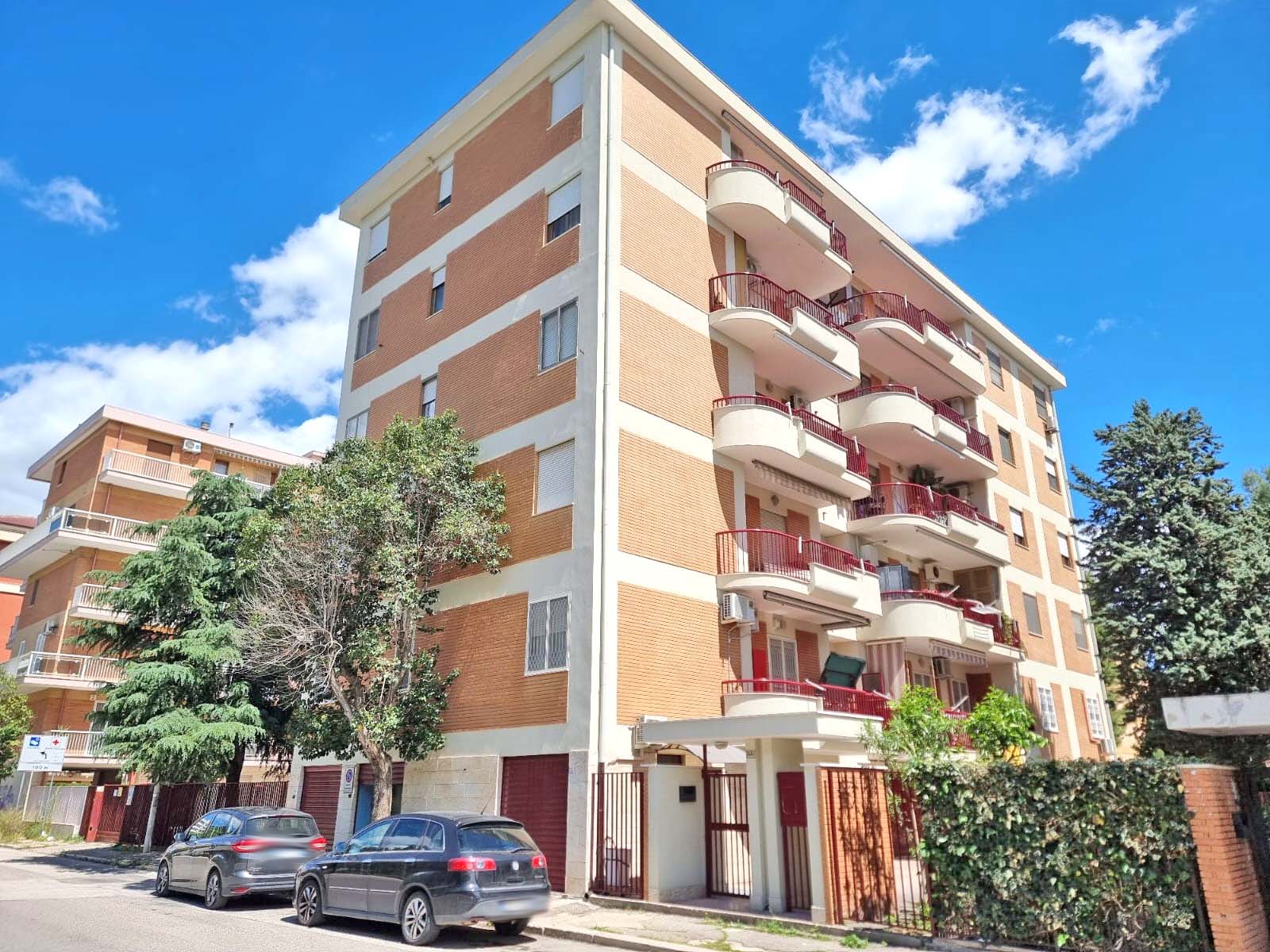 FOGGIA – VENDESI – VIA FANI, 66 – VANI 4/MQ. 130 CAT. – BOX + POSTO AUTO