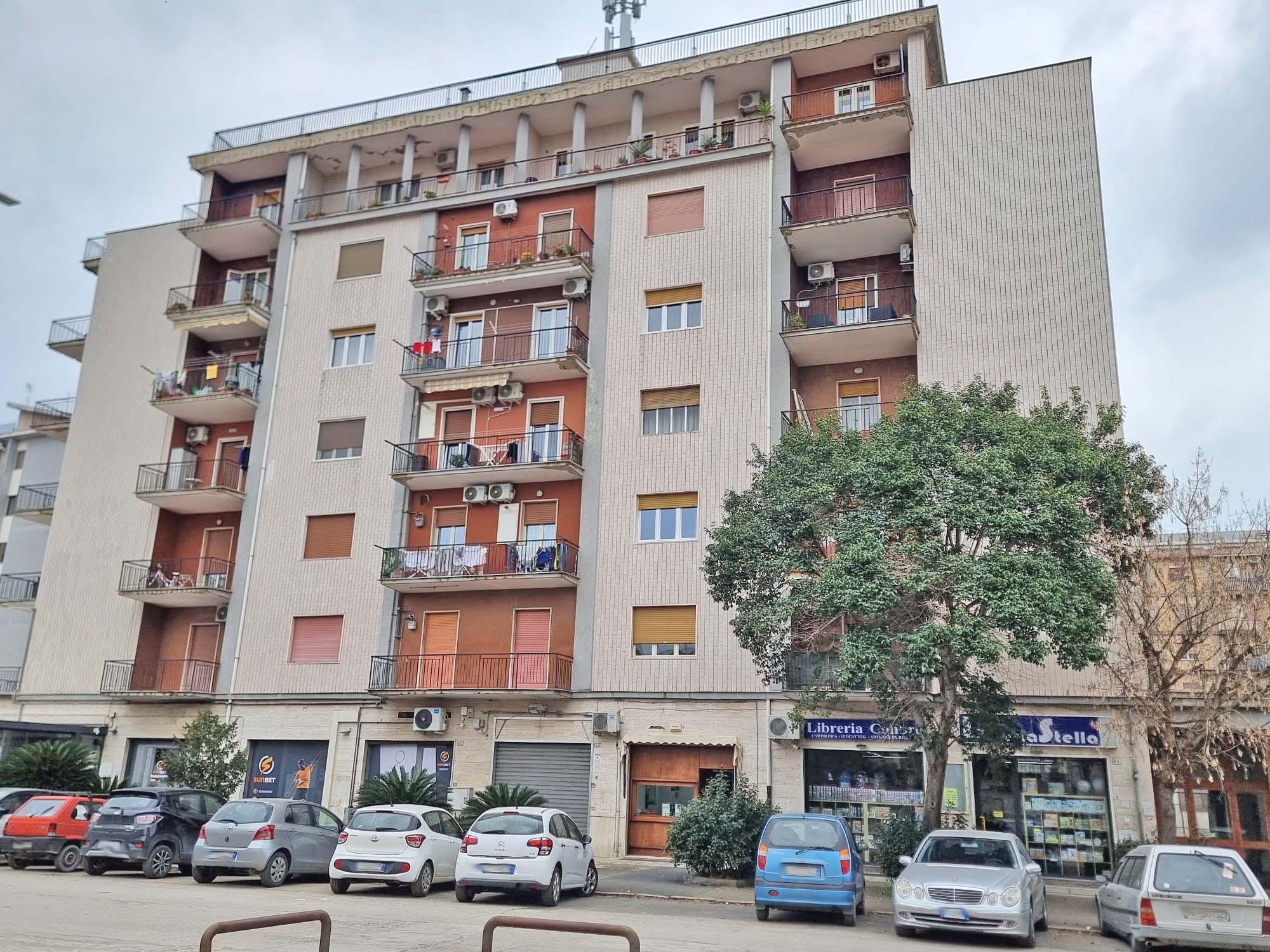 FOGGIA – VENDESI – VIA MOLFETTA 42 – VANI 5/MQ. 215 CAT. – 2 BAGNI -PORTINERIA